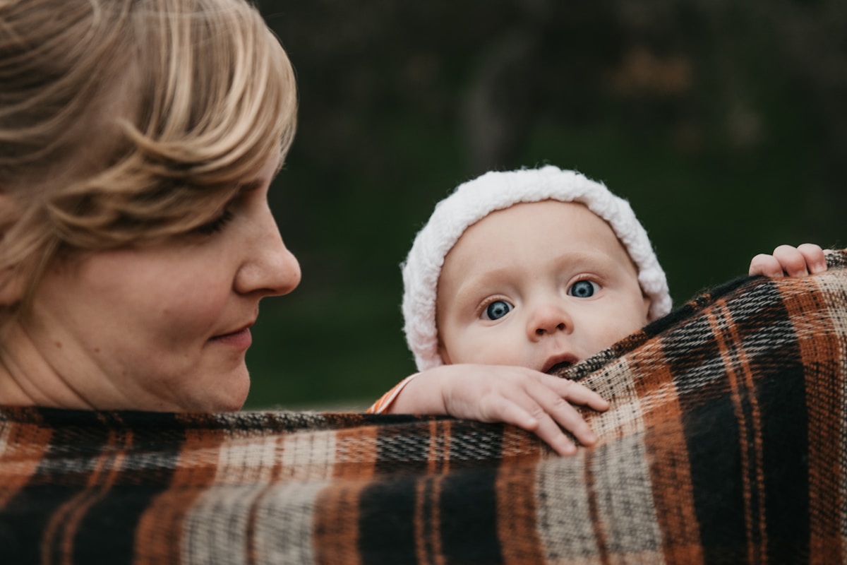 Baby wird bei Erkältung vorsichtig gebadet