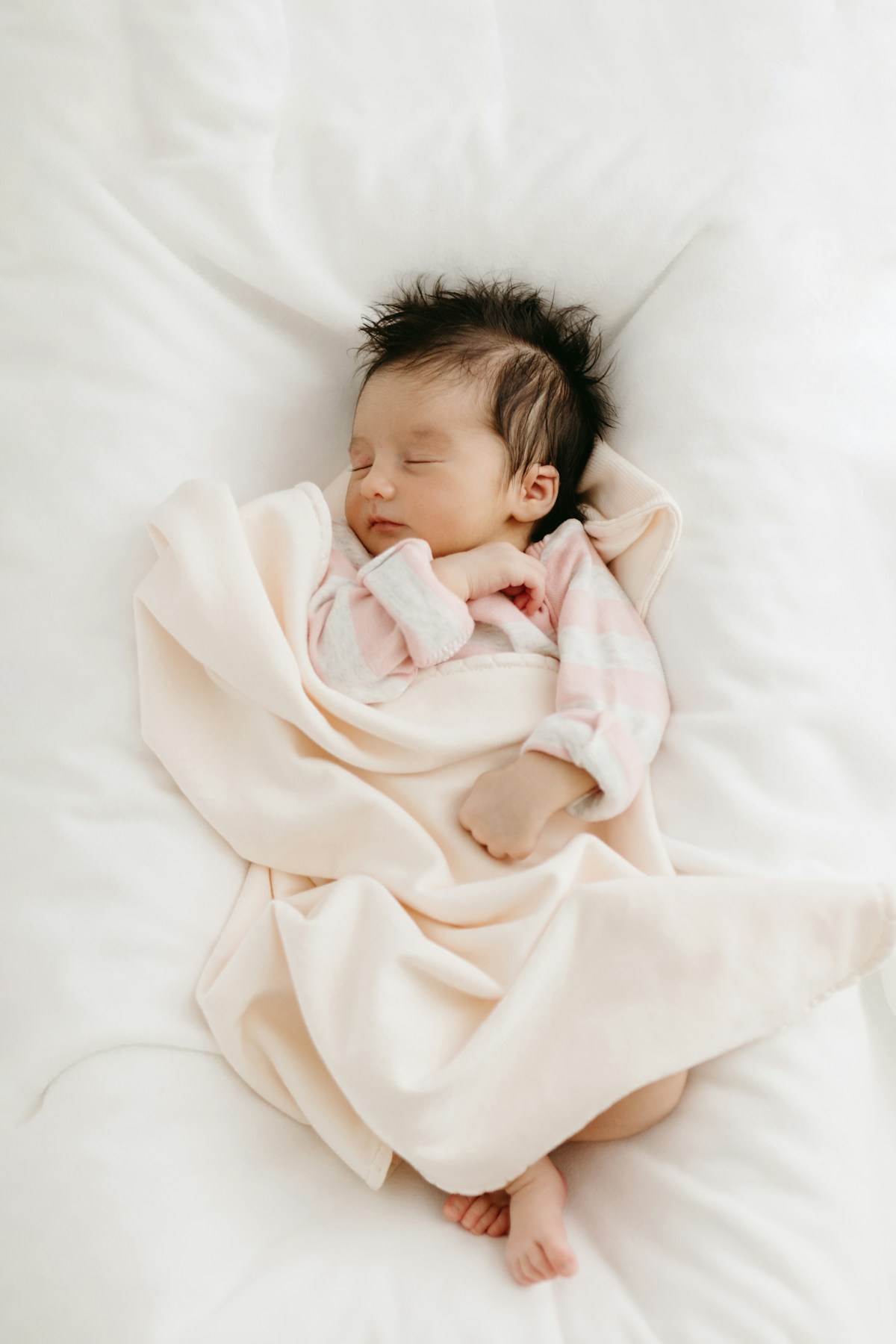 Baby eingewickelt in ein warmes Handtuch nach dem Winterbad