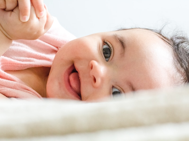 Baby genießt sein Bad mit Seifenblasen