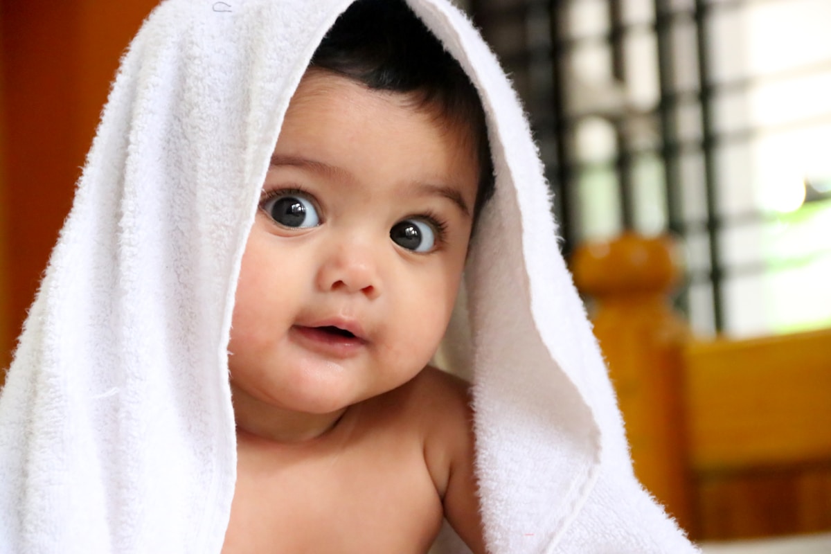Baby bekommt sanft die Haare gewaschen ohne zu weinen