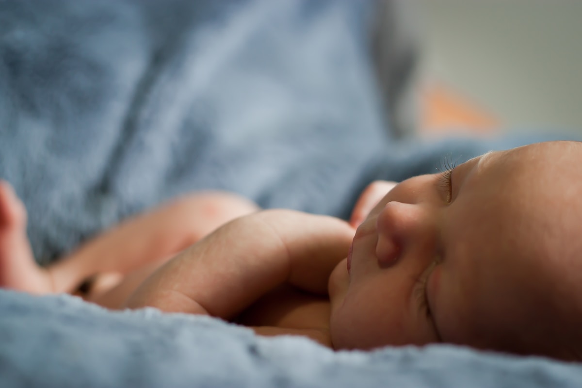 Neugeborenes Baby wird sanft gebadet